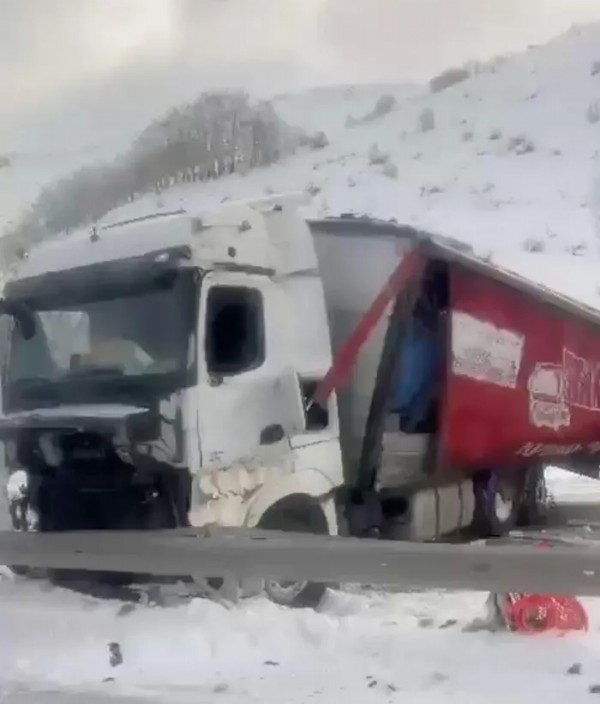 Erzincan-Erzurum Kara Yolunda Kaza! Tek Yönlü Trafiğe Kapandı